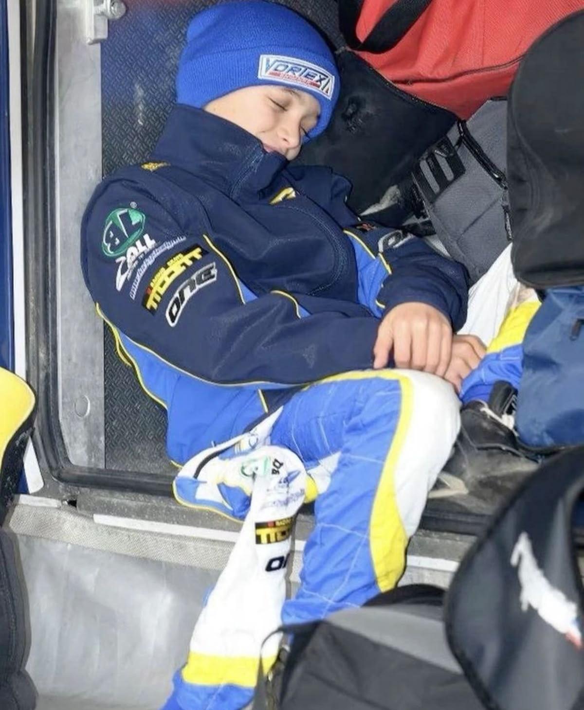 刚刚突然悟到了为什么nls小时候看起来也很潮，是因为他怕冷所以早早就学会了叠穿的