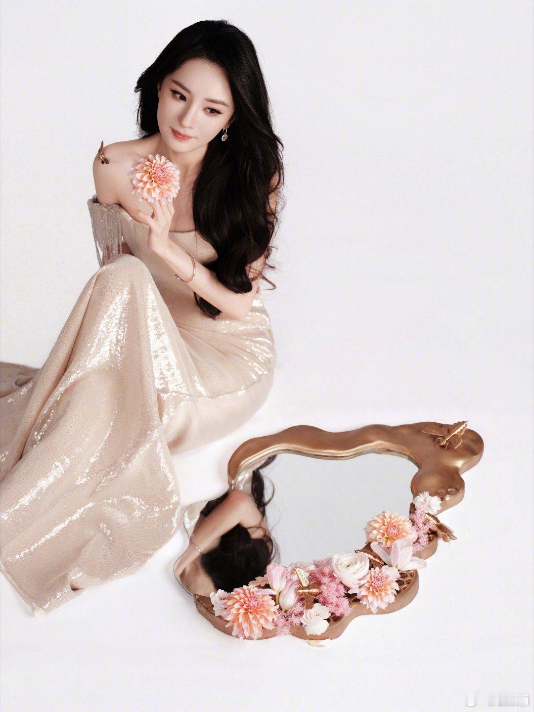 杨幂冯娷 ｜杨幂冯湮儿 是寒冬里绽放的白梅 是骨骼里不枯的玫瑰 是我永远的热爱?