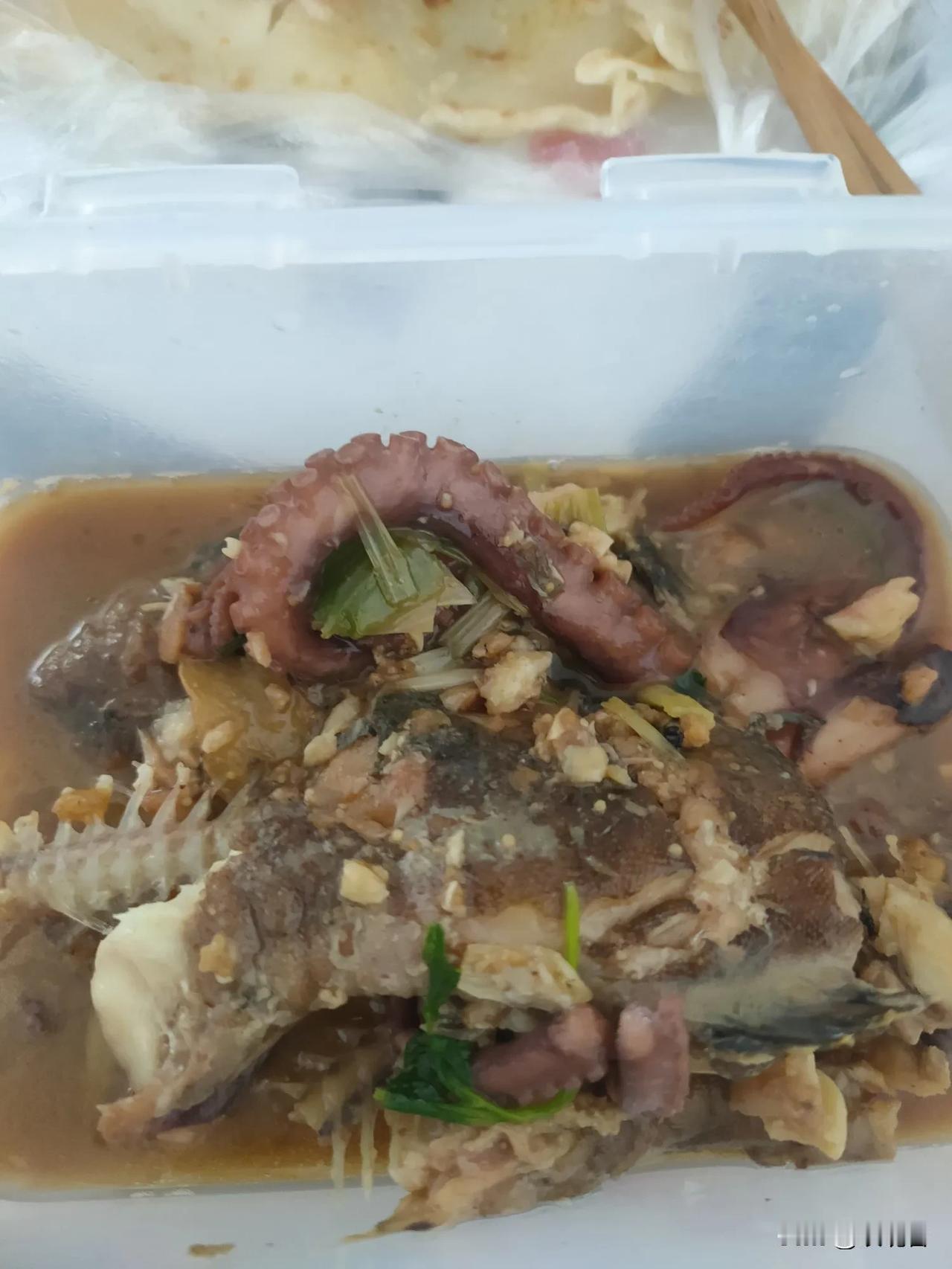 你们吃过炖鱼，吃过靶梢炖鱼吗？简直太好吃啦？今日午餐真是美味，比花钱在外面吃好多