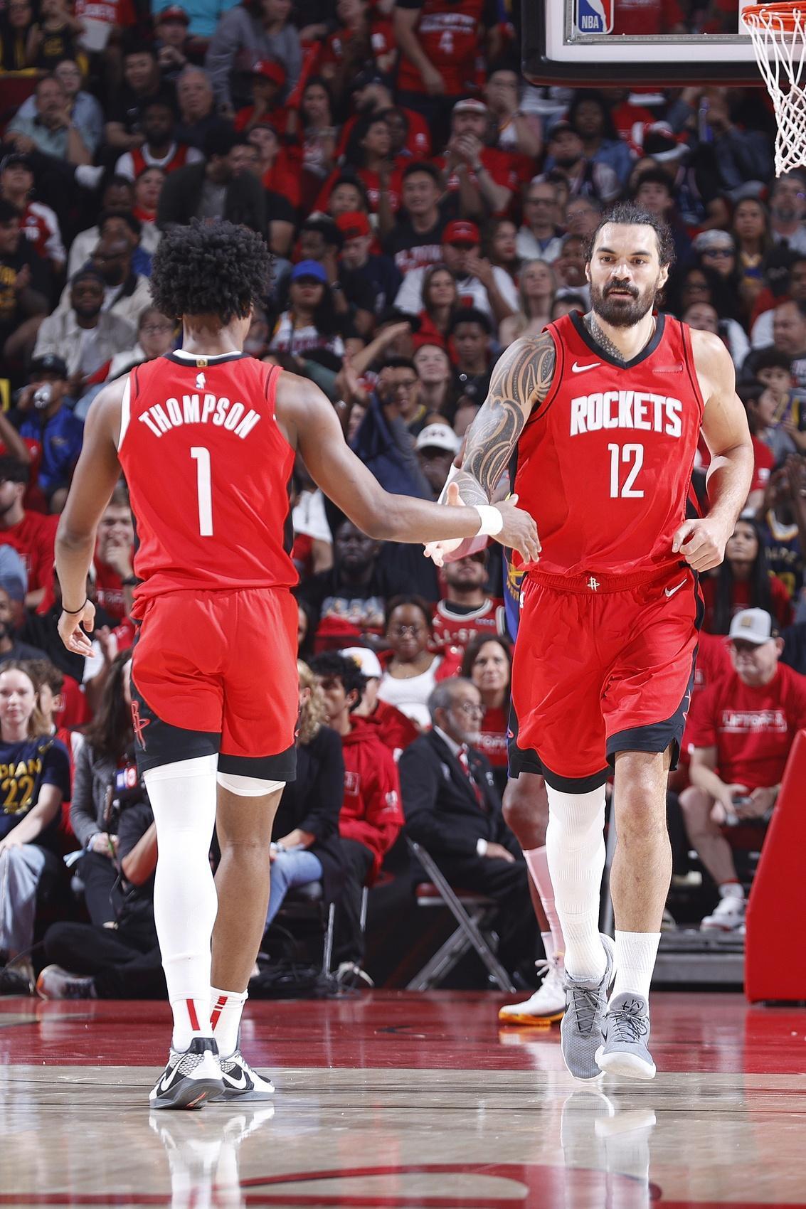 火箭队现在已经拿到了常规赛50胜，跟上赛季相比，火箭队只差两个胜场，未来还有三场