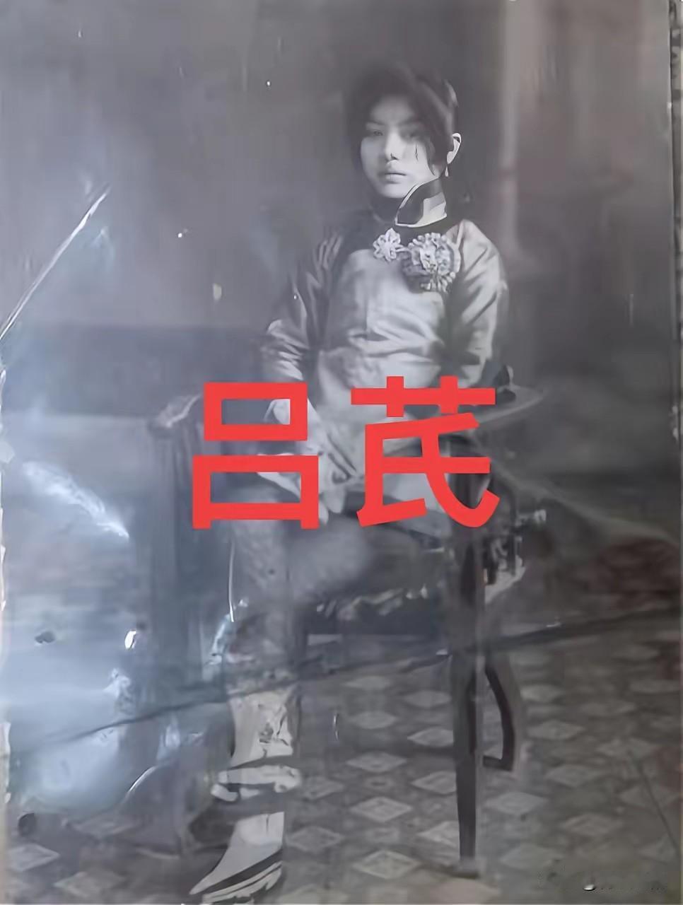 1943年，女土匪吕芪见很多男人垂涎自己的美颜，竟然说：“想和我睡觉不难，我不要