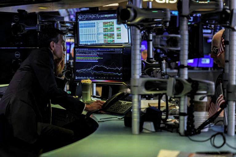 周五股市实时：华尔街股市收盘涨跌互现，周线录得上涨，投资者正密切关注中东局势谈判