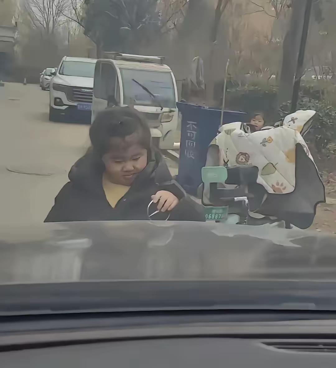 山东一位奔驰车主发现立标被邻家小女孩掰走，没发火也没报警，只是把监控剪成成十五秒