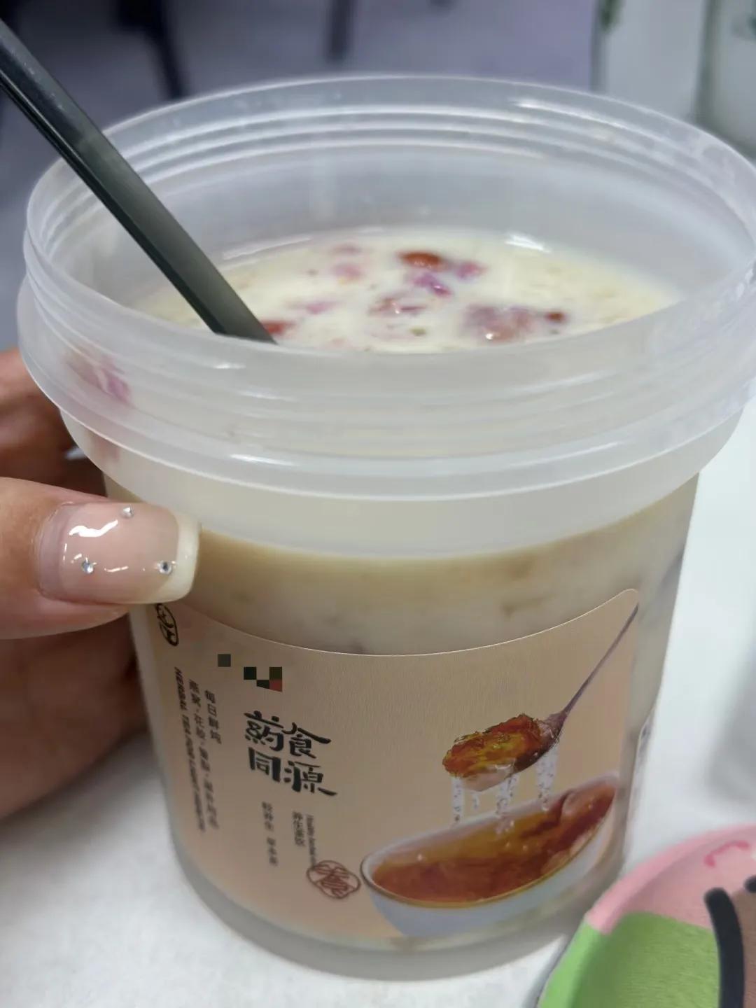 
降温后的新宠：桃胶炖鲜奶🥛
桃胶炖奶真的很好喝，只是脾胃不太好不敢吃太多。