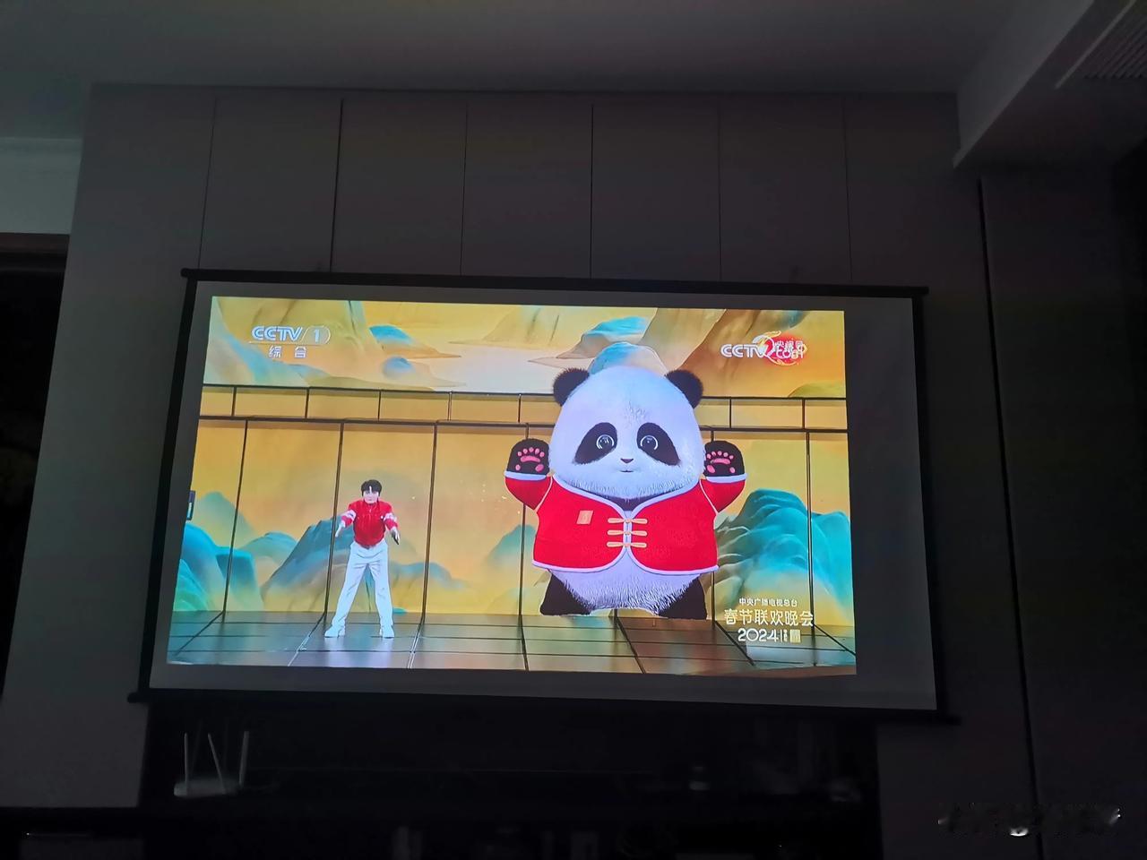 【为了看春晚，投影折腾了半小时】半年多没用投影，这回过年看春晚用上了！但是前前后