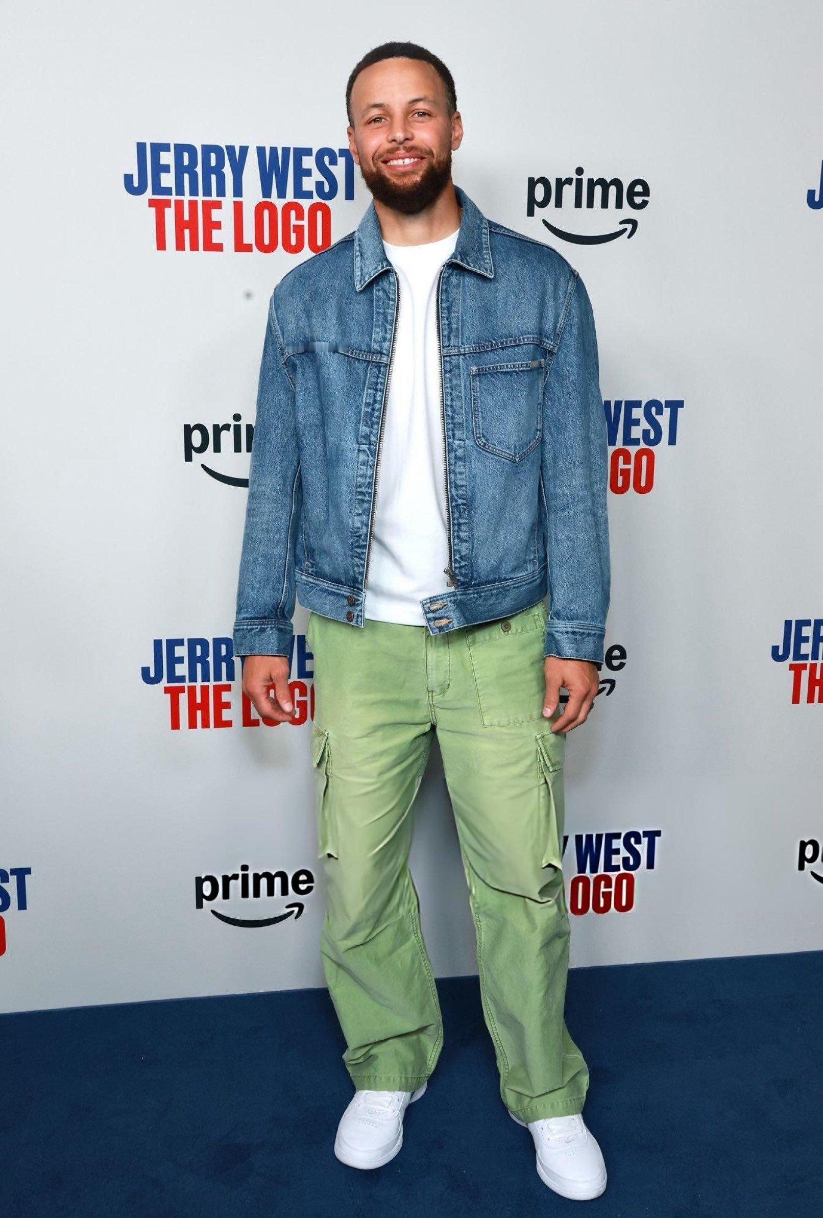 库里出席杰里韦斯特《The Logo》的全球首映礼我库这个穿搭简直清爽男大库里超