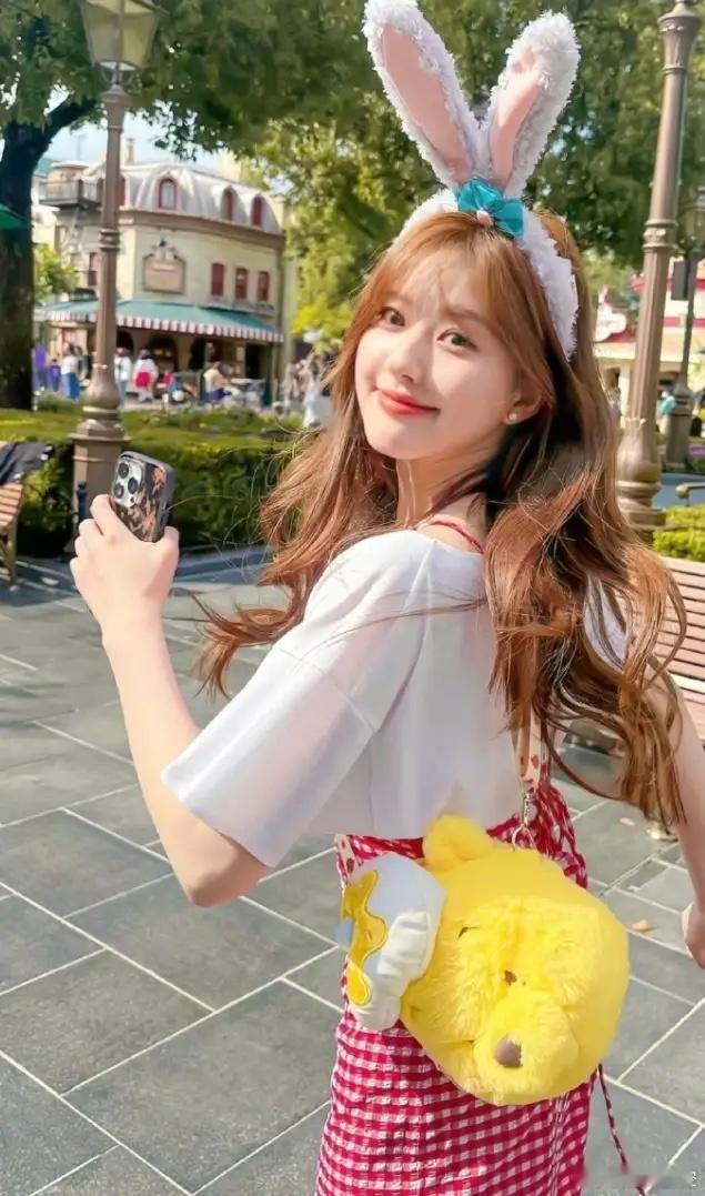 赵露思和银河酷娱一拍两散两败俱伤！解约风波后，赵露思工作停滞近一年，经纪公司这边