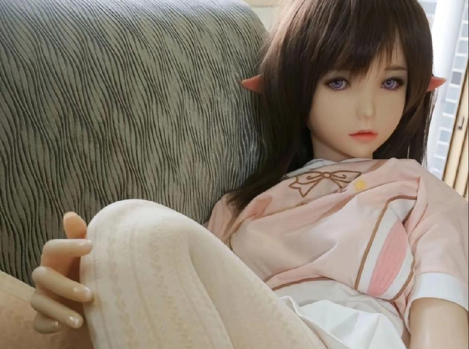 仿真娃娃网购纠纷：
契约精神与消费维权
的双重拷问
 
江苏男子花3700元网购