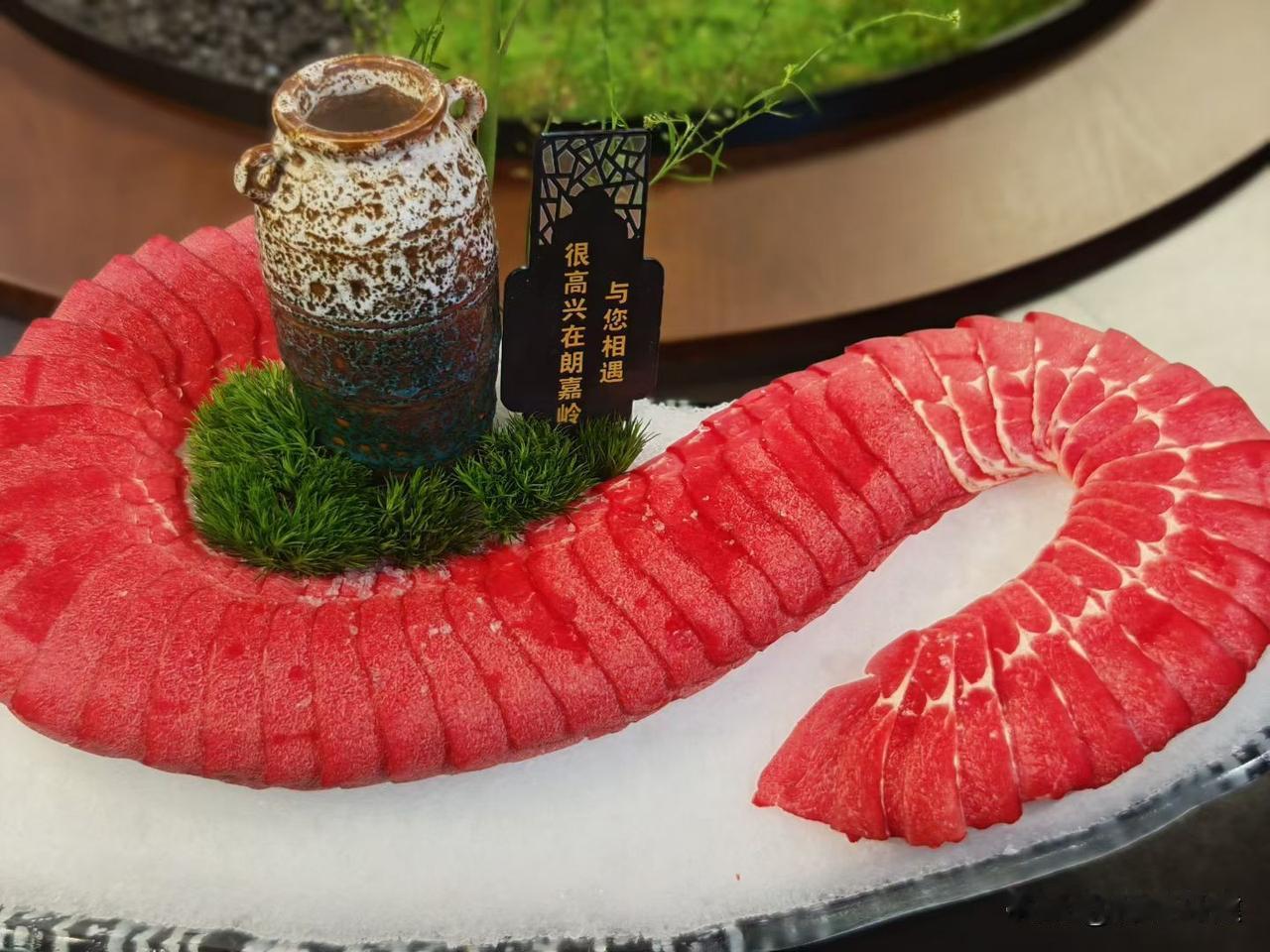 踏入香格里拉，登顶雪山，与天地对话。而后奔赴朗嘉岭，邂逅一场牦牛宴。鲜嫩牦牛肉在