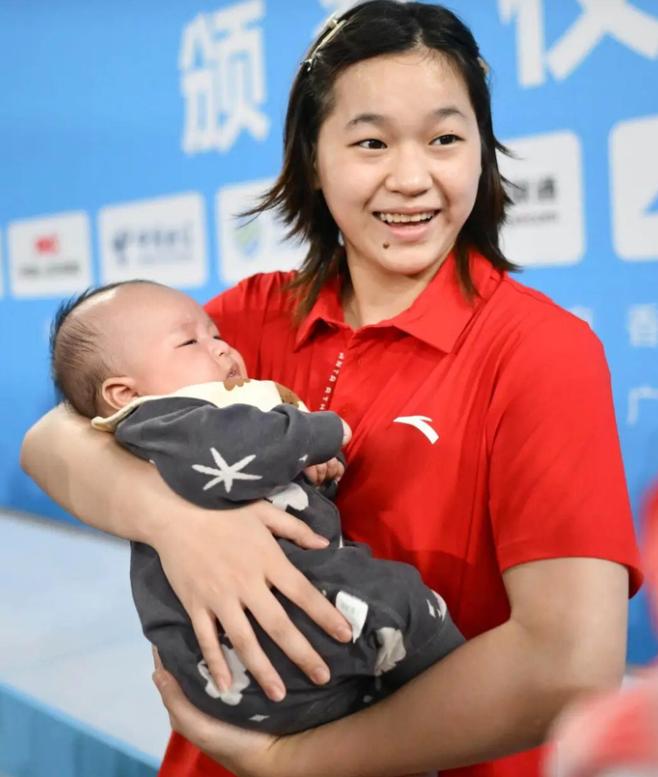 抱着孩子领奖的全红婵，可能是全中国，甚至全世界最松弛的运动员了吧！

当时队友谢
