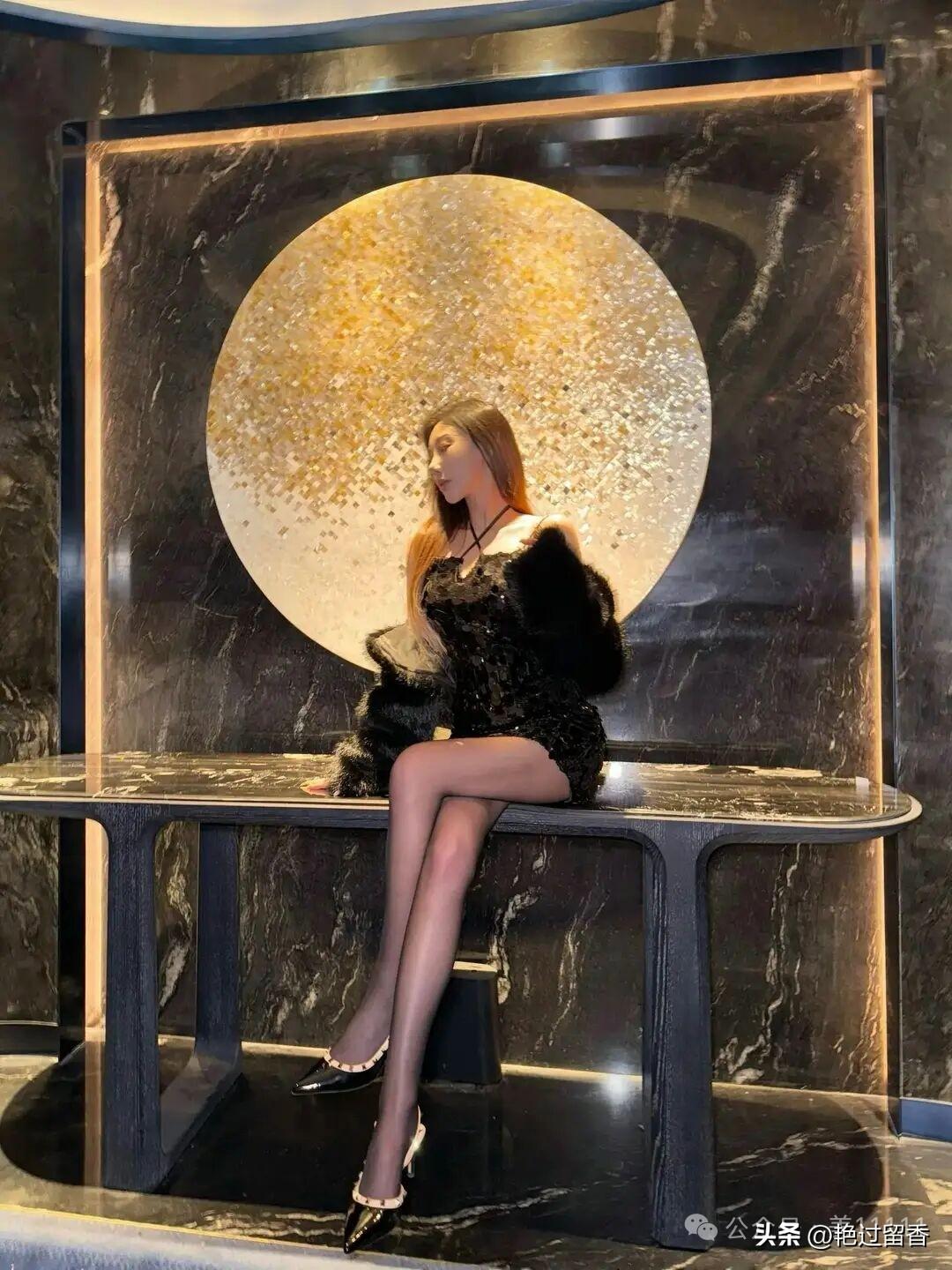 金衣美人倚栏坐，月华如水照芳容。怎么穿才能让日常服装也优雅?