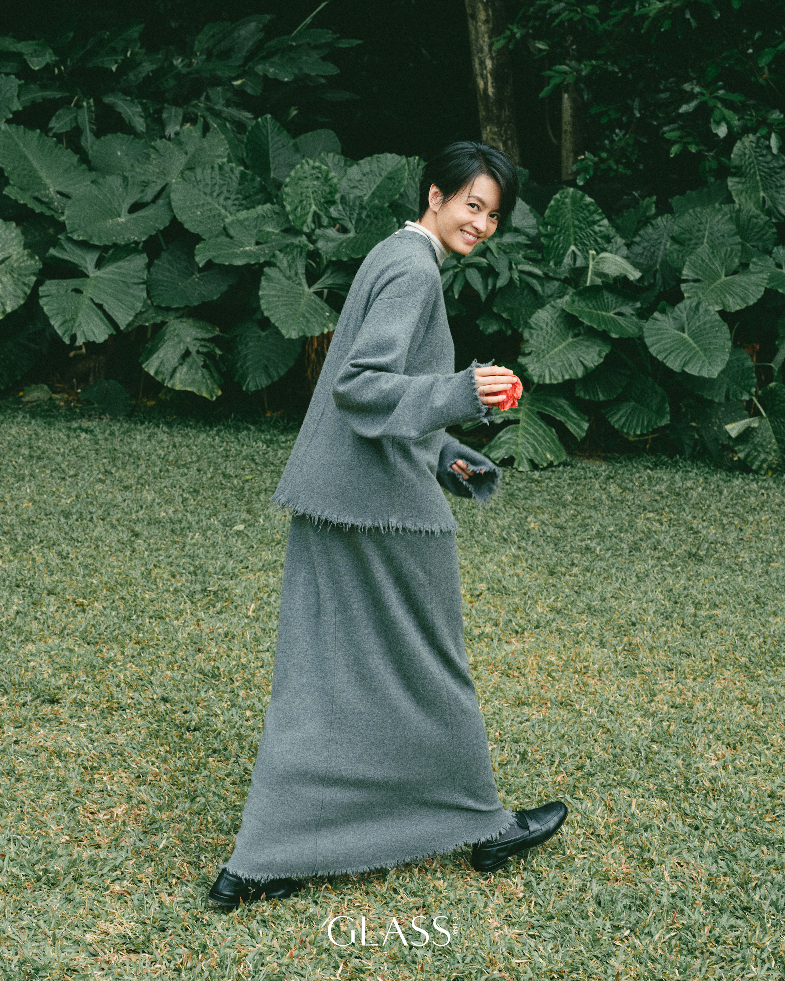 GLASS中文版2025年12刊封面人物梁咏琪太清新了，好像1999年的新鲜期待