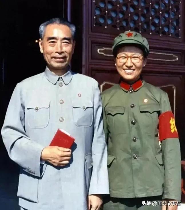 珍贵照片，60年代末期，李讷与父亲毛主席、周总理的珍贵合影，图一是李讷与父亲在天