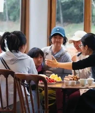 罗海琼一家四口最近去了江西旅游，她的小女儿长得是真像她，和她年轻时候的样子一模一