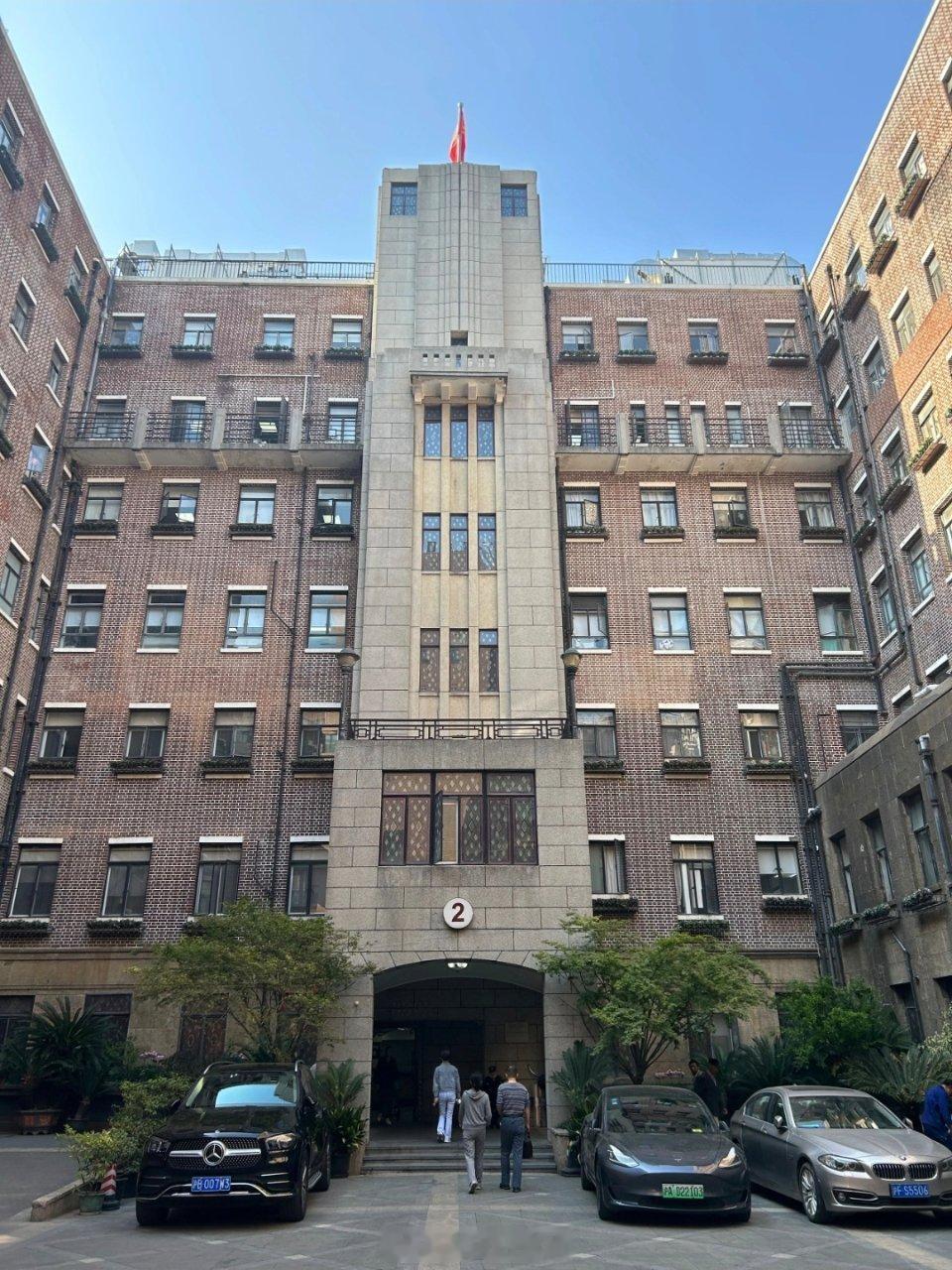 上海最老的西医医院：仁济医院仁济医院是上海历史最悠久的医院。它不仅是上海开埠后的