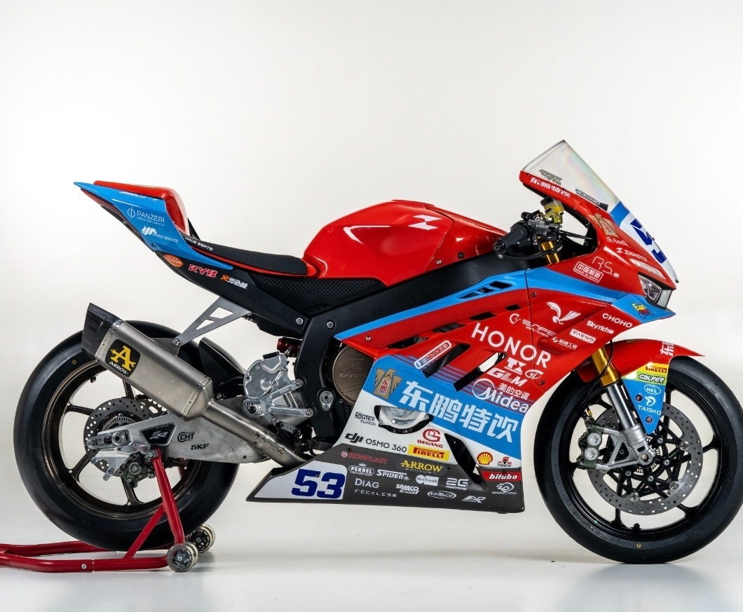 荣耀高管称张雪是年轻版的李书福 张雪像三十年前那个喊出“造老百姓买得起的好车”的