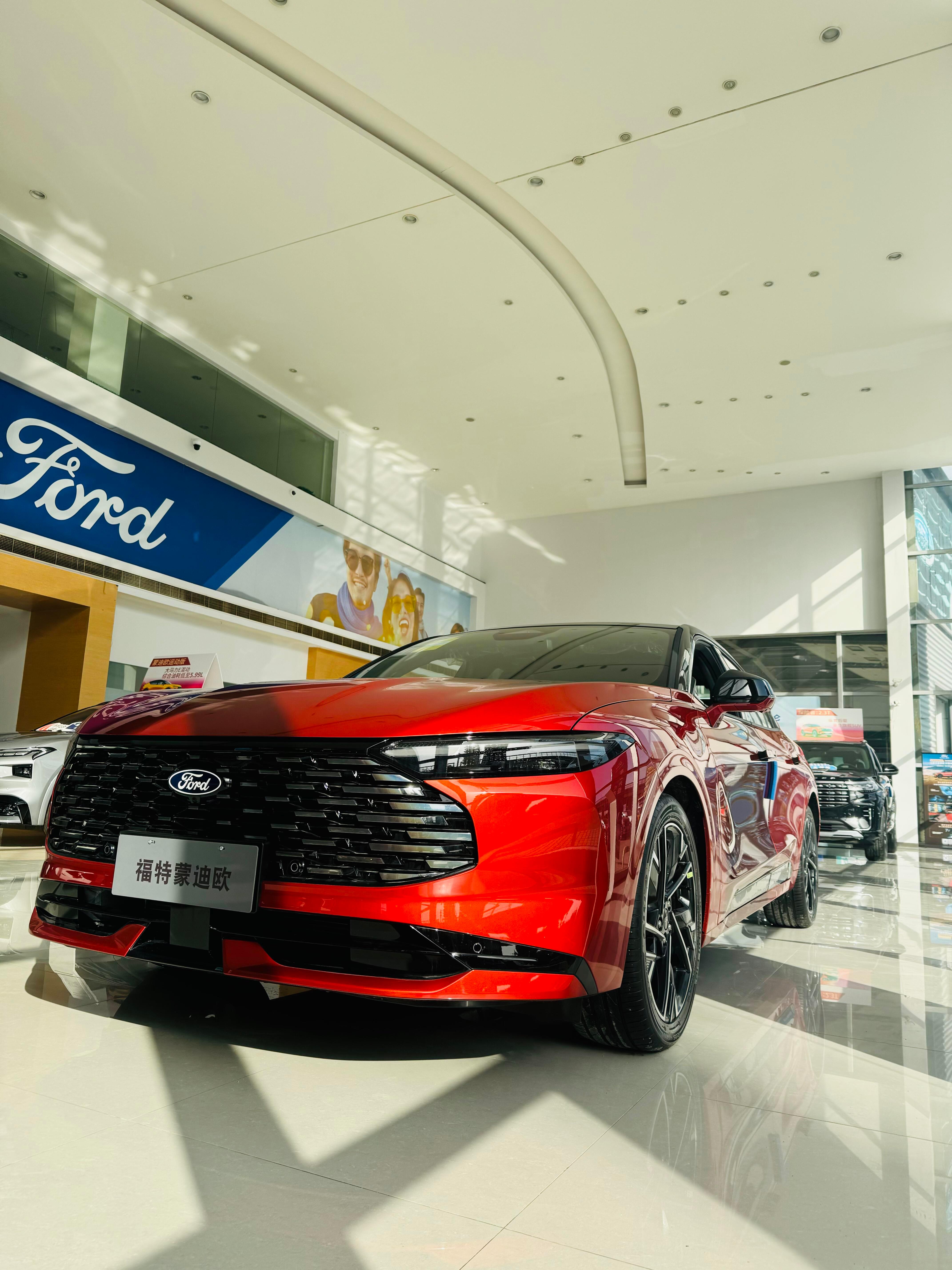 2.0T的发动机动力储备很足，后段加速也有劲，开起来有种美式车特有的厚重感和底气