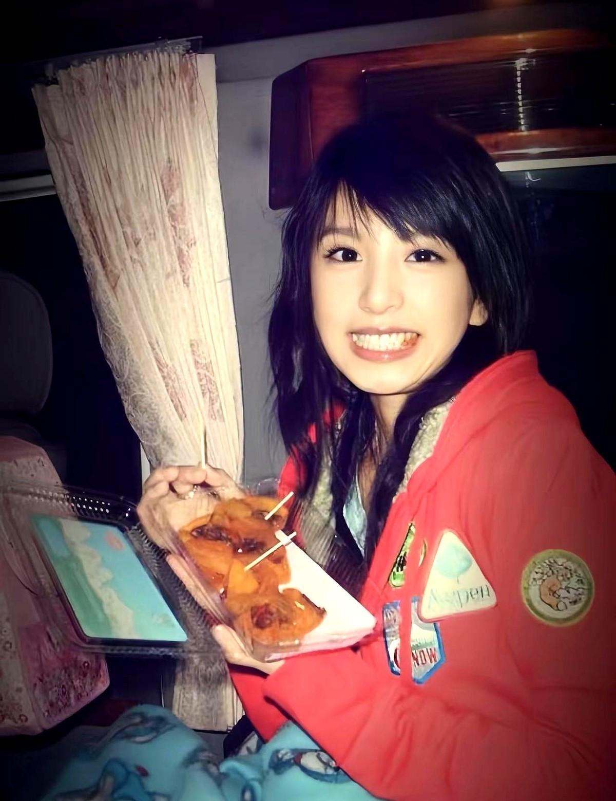 “六宝顺利着床了。
”她43岁生日时这么说。
把第六张专辑，比作怀孕。
这