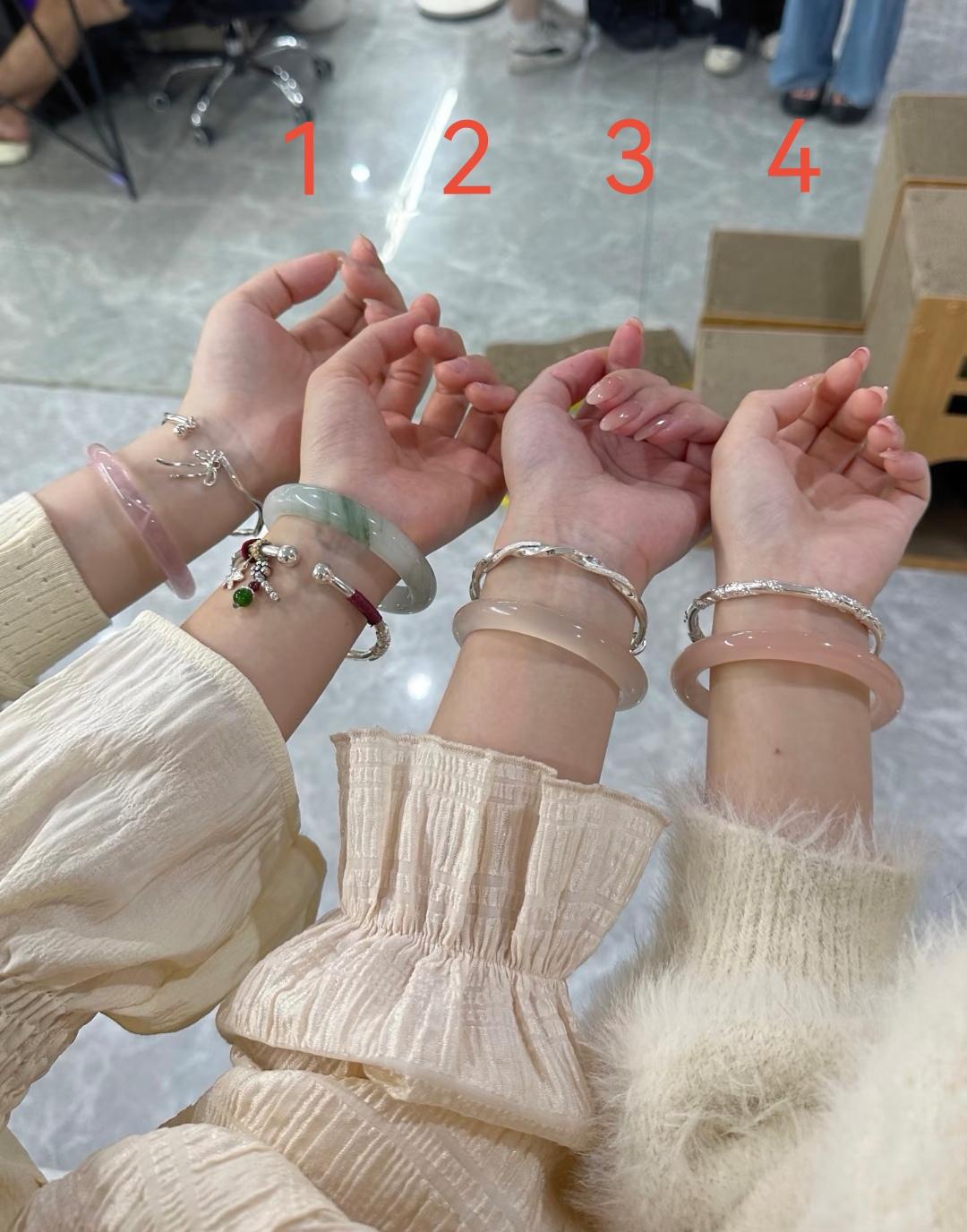第一眼，谁搭的更有质感？
四个女孩子，四种不一样的镯子搭配。
翡翠清冷，粉镯温柔