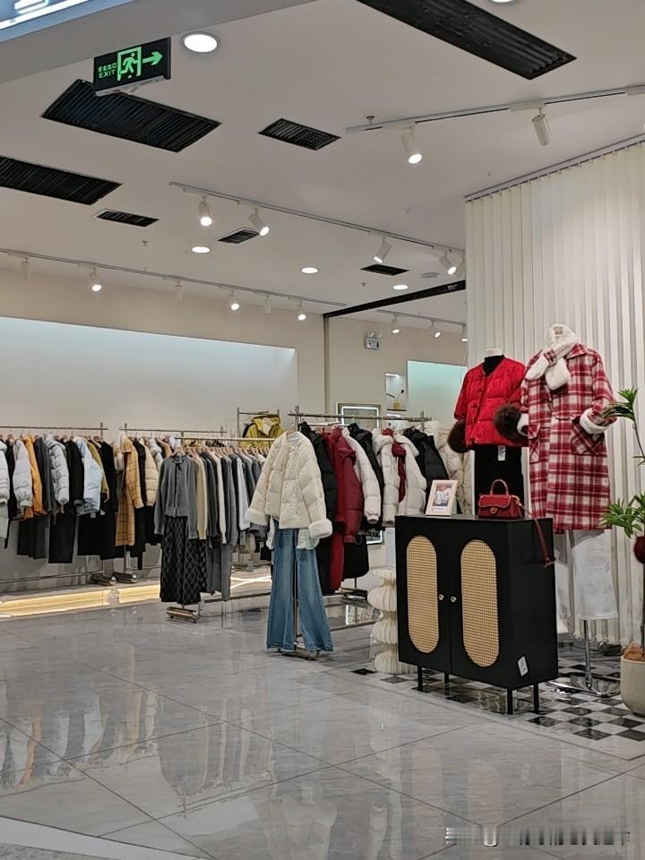 分享一张最近随手拍的照片快过年了，以为商场也该热闹起来了，结果还是稀稀拉拉，比平