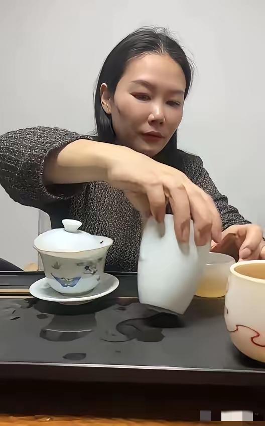 这是张雪的妹妹，
十岁那年，父母离异，张雪和妹妹张娅跟着年迈的奶奶生活。家里穷，