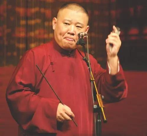 近段时间睡不着，总是听郭德纲的相声。
他和赵本山一样，都是个很有才华的人，一个相