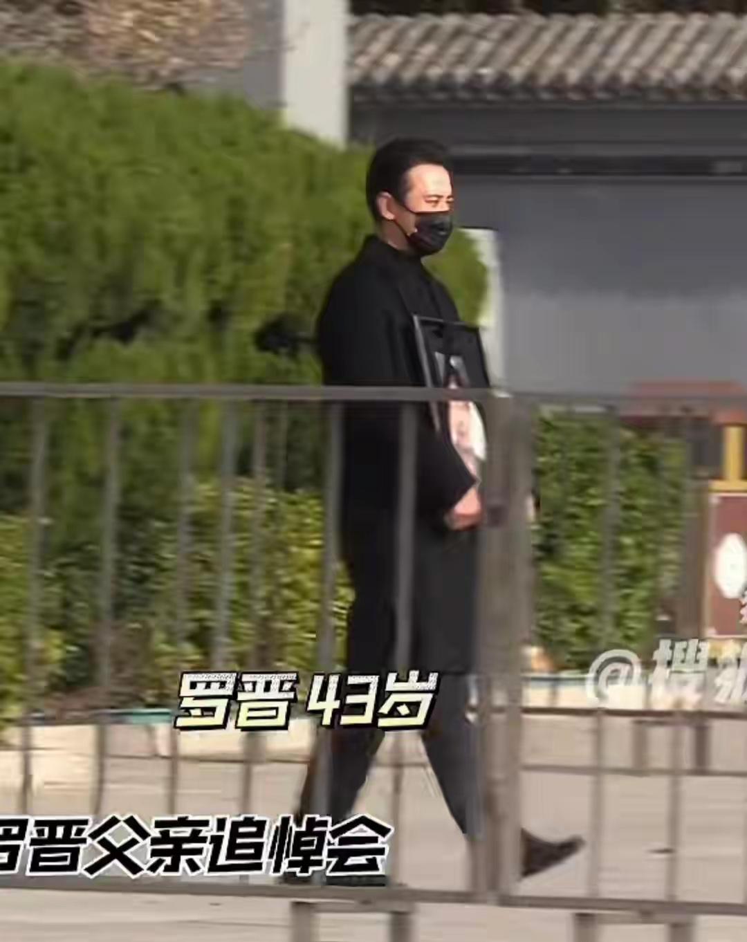 唐嫣罗晋携手破离婚传闻！公公葬礼上细节见真情，明星好友阵容曝光

罗晋紧抱父亲遗