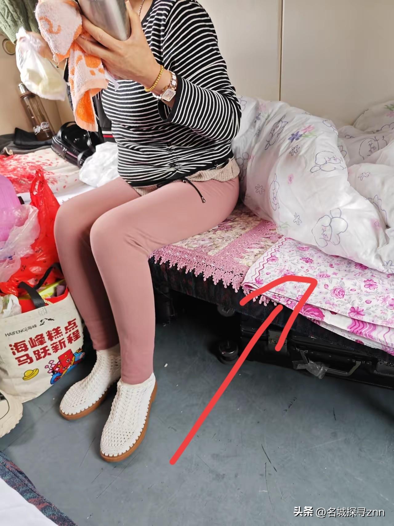 火车卧铺上，邂逅一位颇为“讲究”的大姐。
​她在下铺位置，先是从箱子里取出一个长