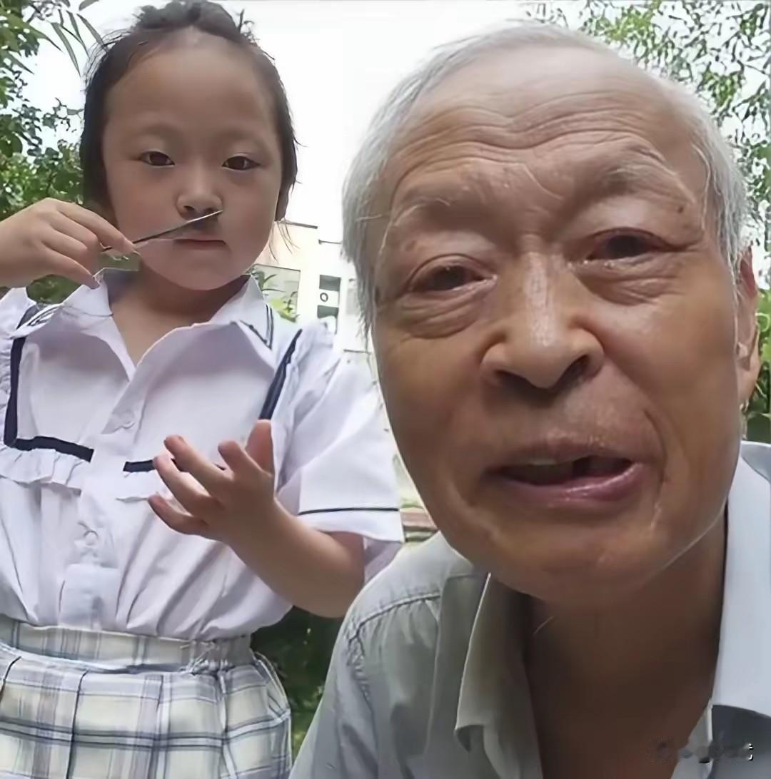 男的今年70，比他老婆大整整35岁，老婆是小学语文老师，还生了个女儿，现在小孩还