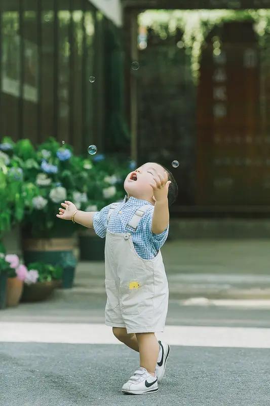 记录孩子成长的瞬间，就像收集一颗颗璀璨的星星。我家有个蹒跚学步的萌宝老三，那可爱