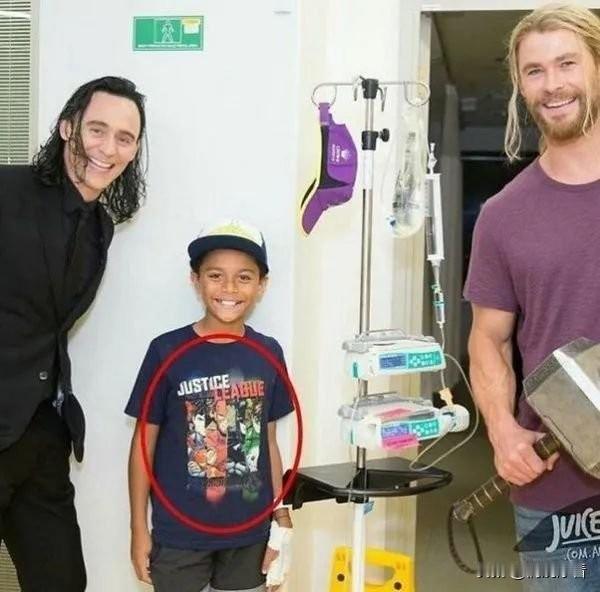 我觉得小朋友只是在强颜欢笑。