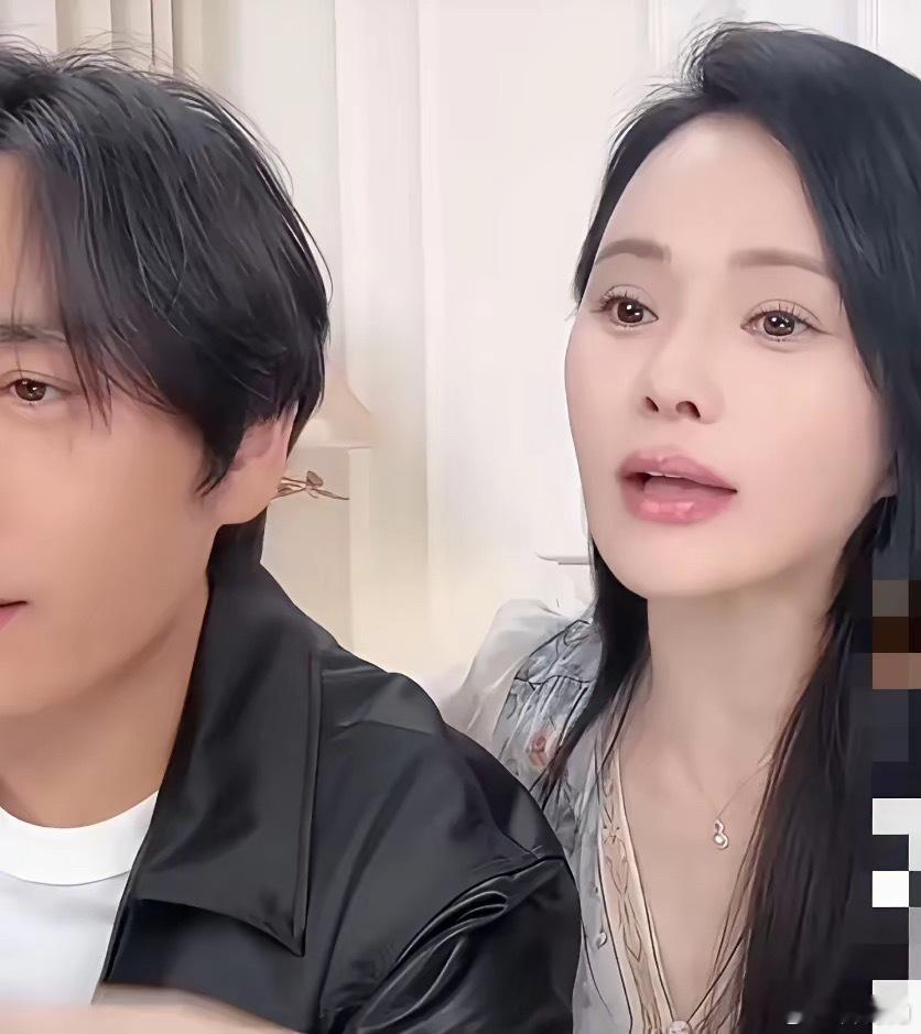 秦昊直播间里的长发形象，和《扫毒风暴》里周少雄看着是不是太像了昨晚秦昊伊能静夫妇