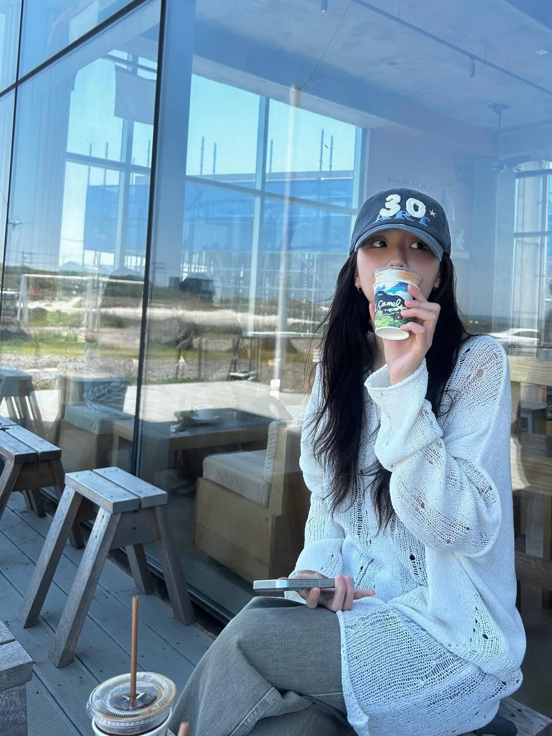 所以JISOO帽子上那个30，粉丝们以为是剧透的，其实是给7月30日发布的《Ho