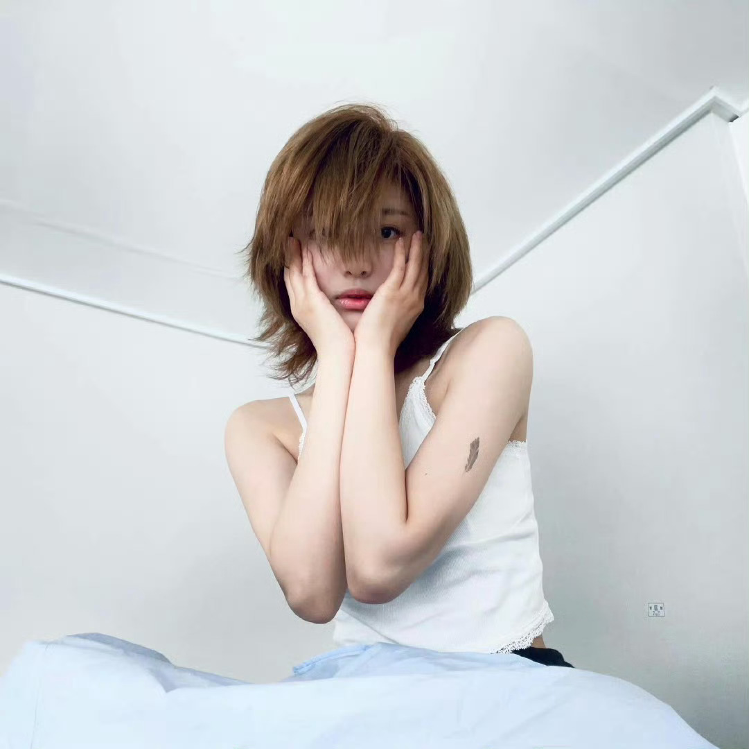宁艺卓短发拍摄MV宁艺卓宝宝怎么又帅又美的[送花花]短发造型也超适合~发色也很好