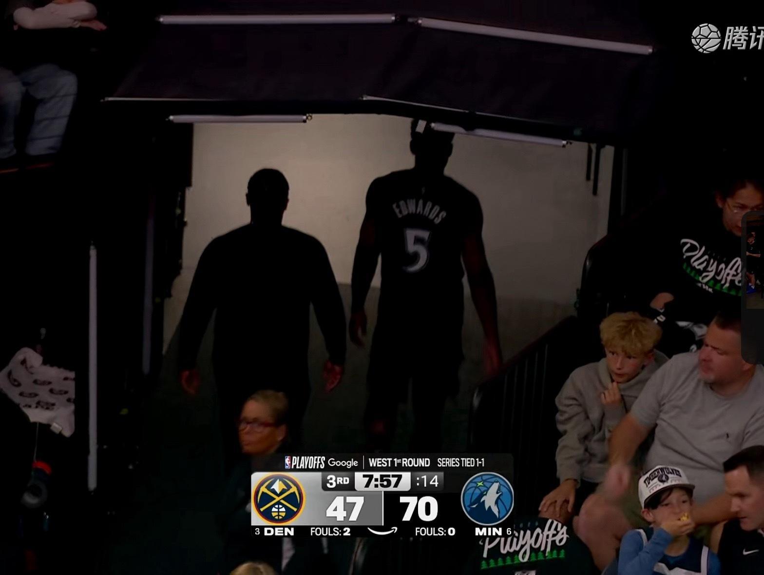 X因素，爱德华兹返回更衣室。 