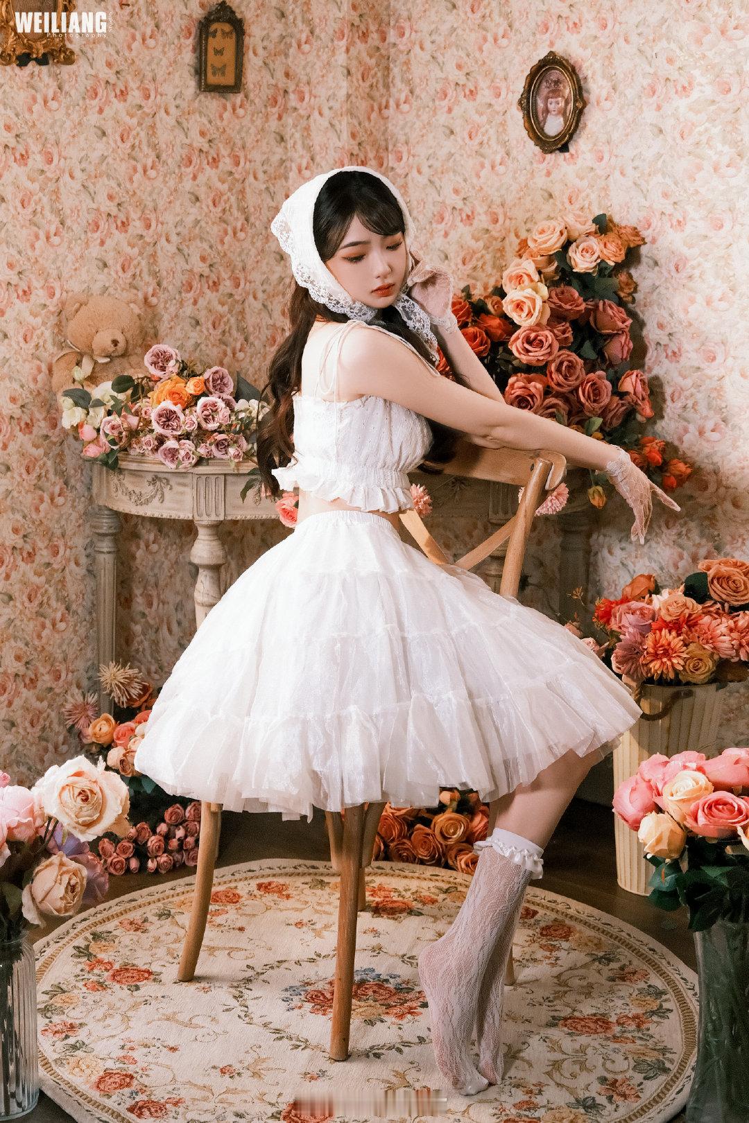 #微凉时光馆# #少女写真# #西安约拍[超话]# 留在房间里面的少女和花花 ​