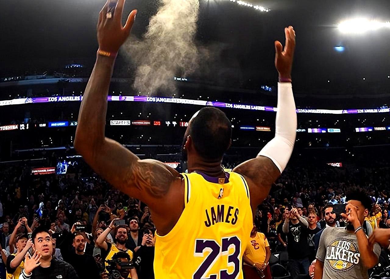 41岁的詹姆斯刚把NBA的天花板，焊得连缝都没了。
 
常规赛加季后赛总得分冲到