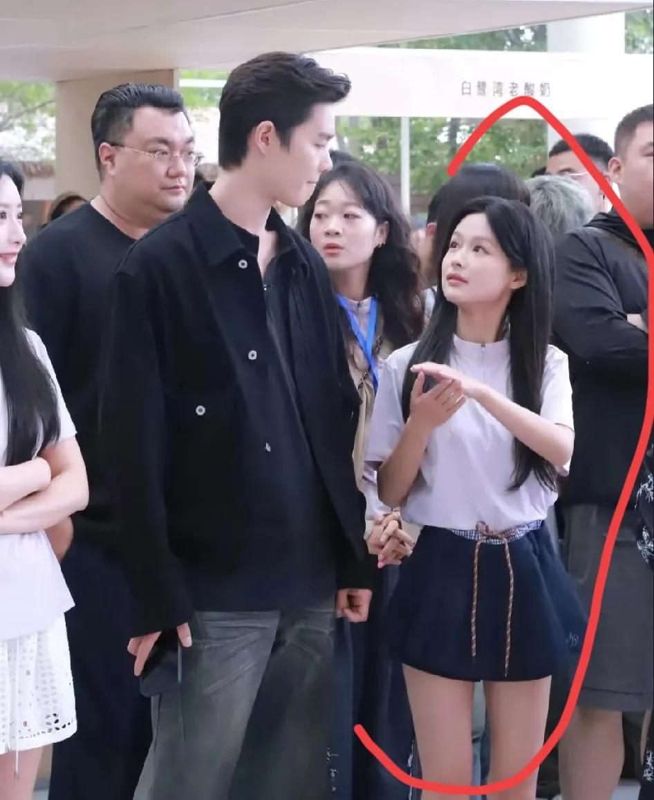 于正新捧的小姑娘，余茵。
她这是刚和柯淳拍完短剧乖乖女火出圈的时候吧，还是其他剧