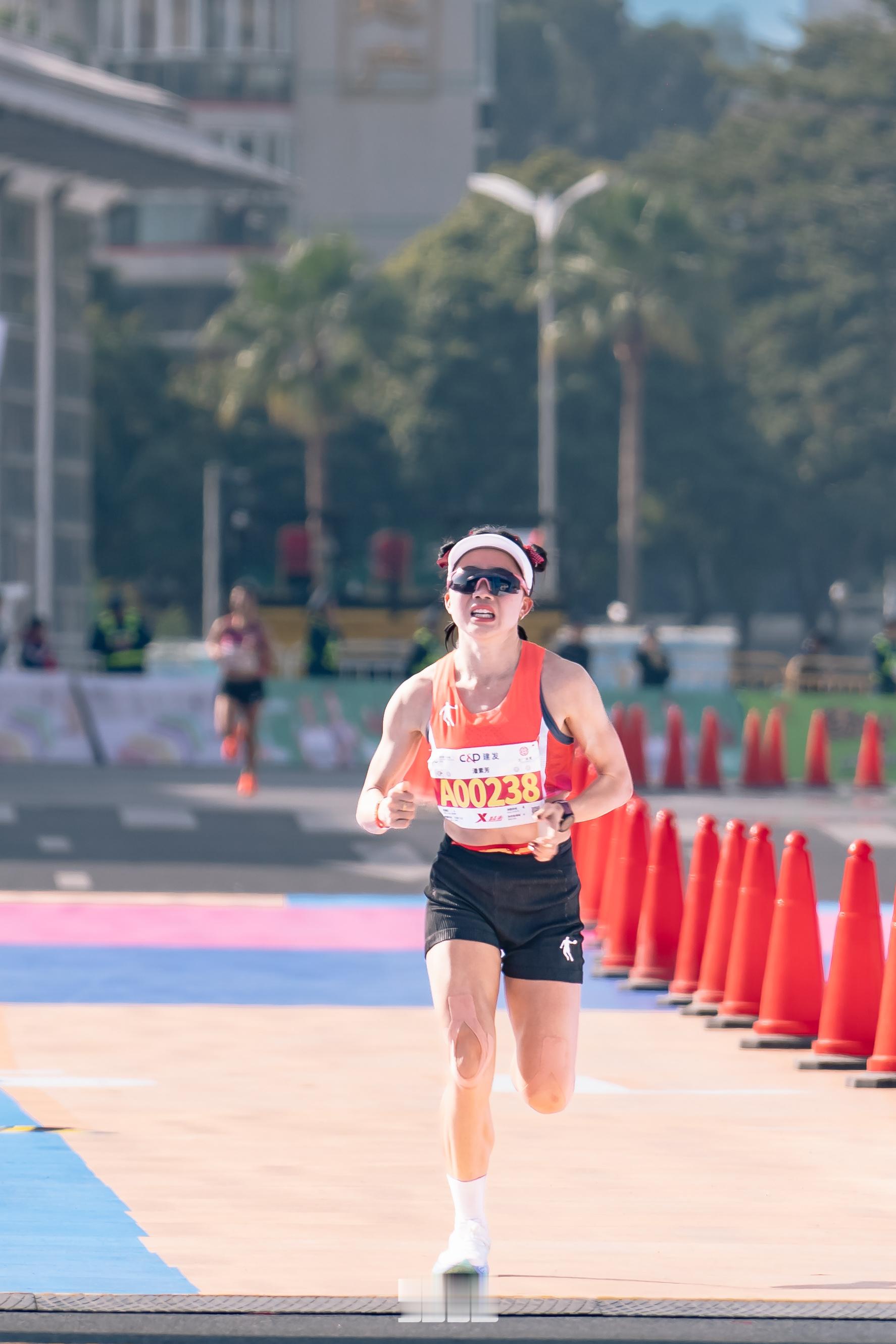 2:33:54！2025厦门马拉松，潘素芳位列国内女子第四位。 厦门马拉松  9