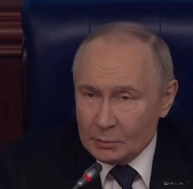 四年前冲突刚打响时，不少人都觉得泽连斯基就是个政坛新手，没经验没根基，面对重兵压