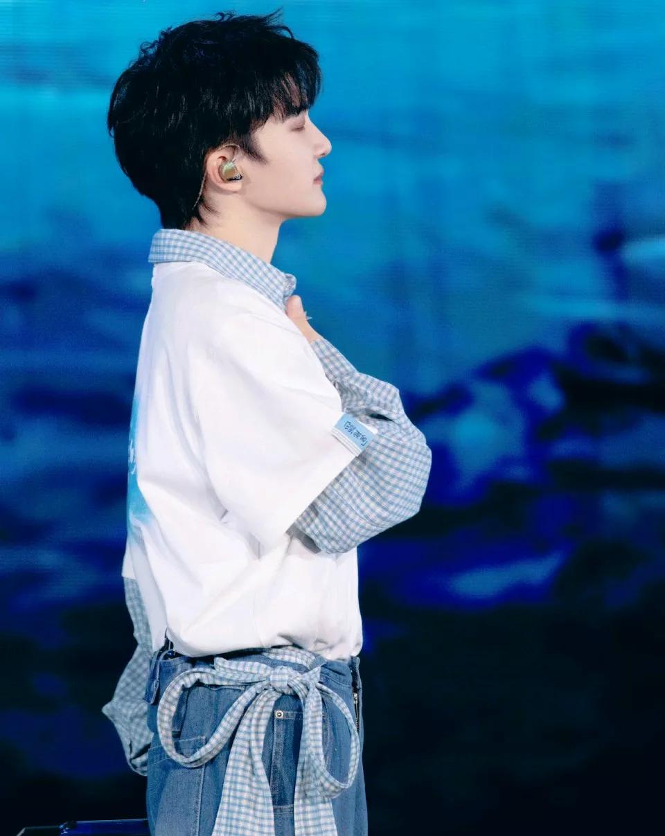 看了周深深圳演唱会，谈谈具体感受！

第一点，真实！如见其人，如闻其声，亲切感十