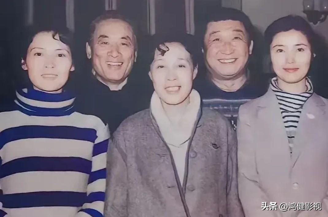 如果能把这5位都认出来，至少也得60～70岁老影迷了吧？
这是一张5位老演员的珍