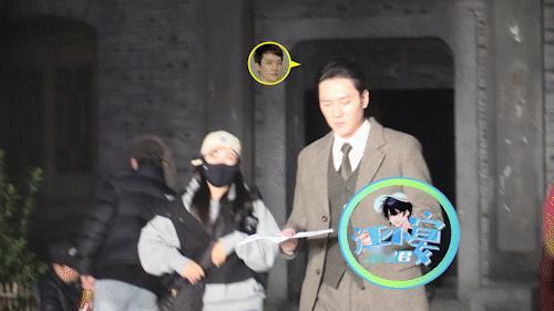 #江小宴年初拍的王丽坤# 江小宴今年3月份拍到王丽坤与冯绍峰拍戏路透，休息时回房