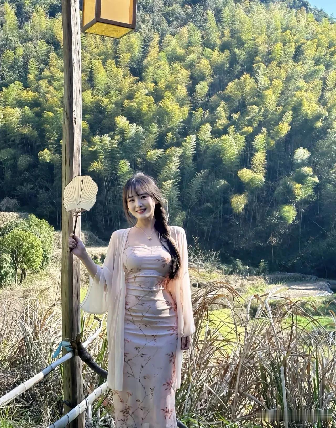 轻熟风女孩走进山林，  
静谧与优雅在绿意中交织。  
微风拂过裙摆，  
每一