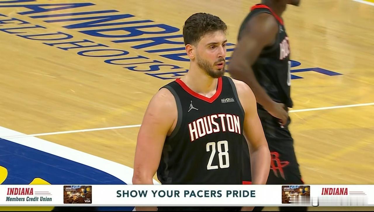 火箭中锋申京终于体验了一把当家球星的感觉！在今天火箭客场以118：114险胜步行