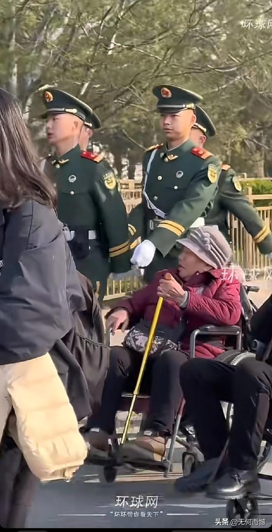 为了不惊扰这个坐轮椅的老人，我们可爱的战士在经过老人身边时，下意识的伸直手臂，避