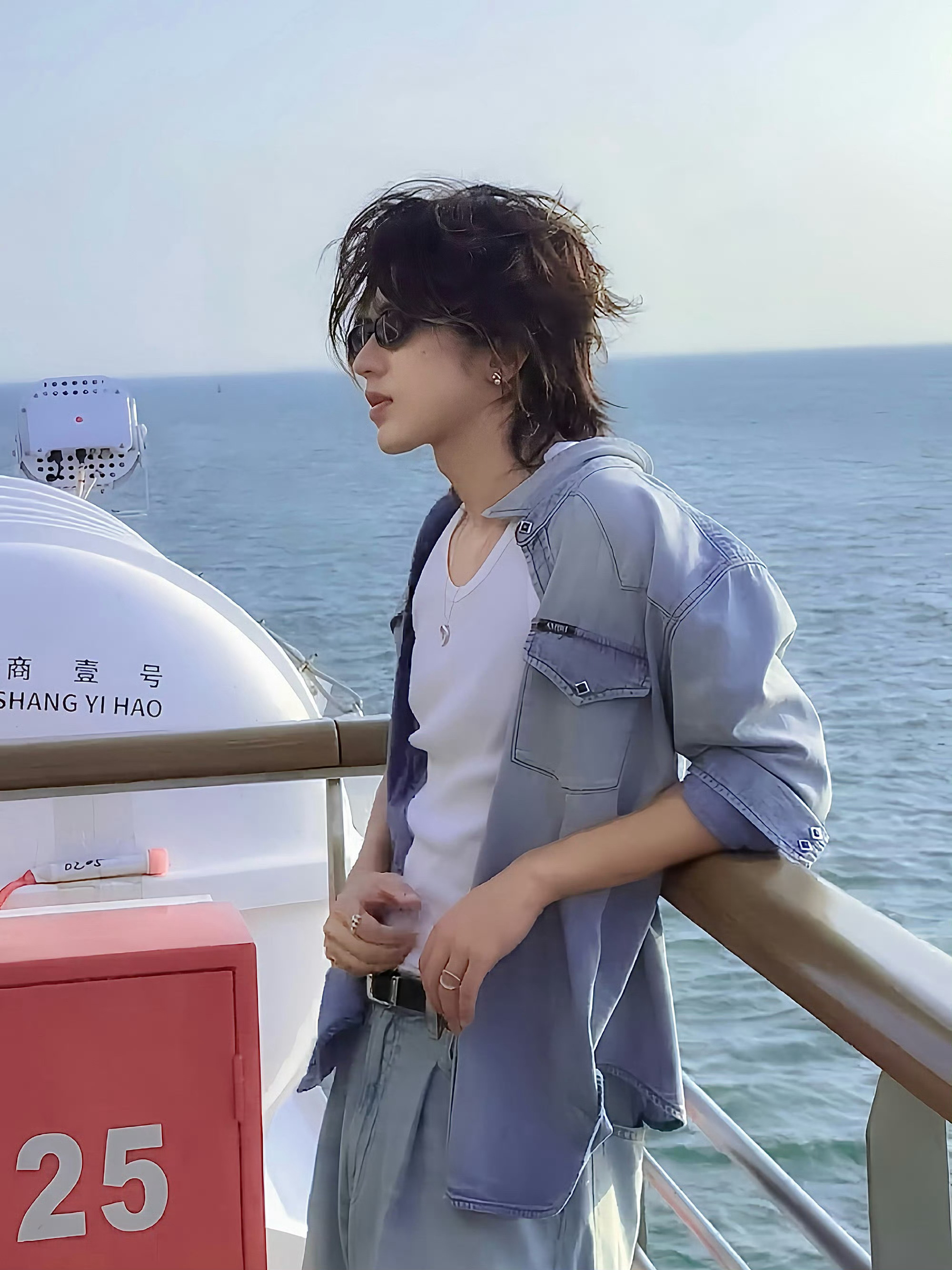 蔡徐坤甲板上吹海风🌊甲板上的风好舒服，手里的冰淇淋快化了都没注意。海面上波光粼