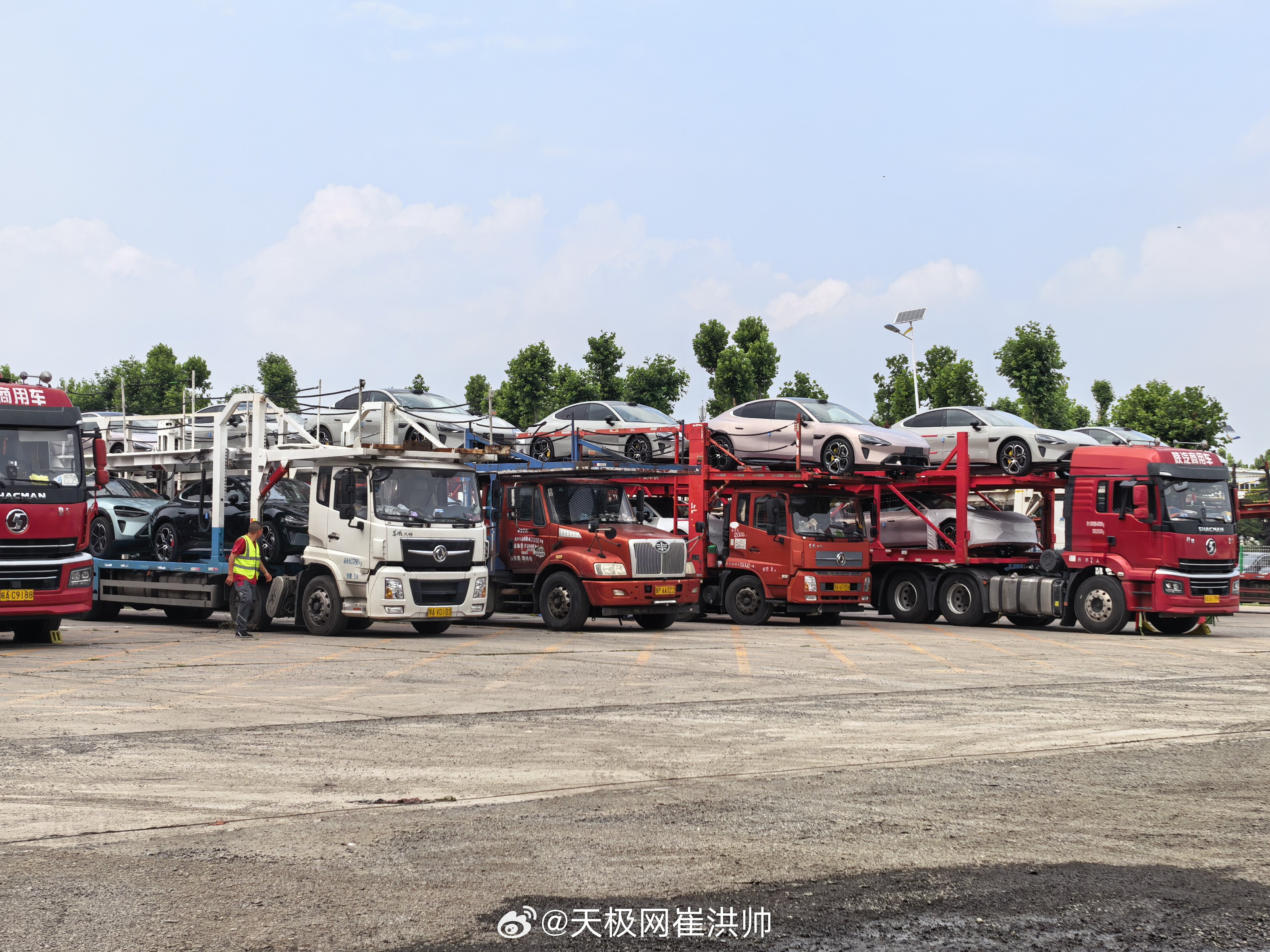这是开进小米汽车的仓库了？全是小米新车，一排排等着上板车，从北京运往各地，刚想拍