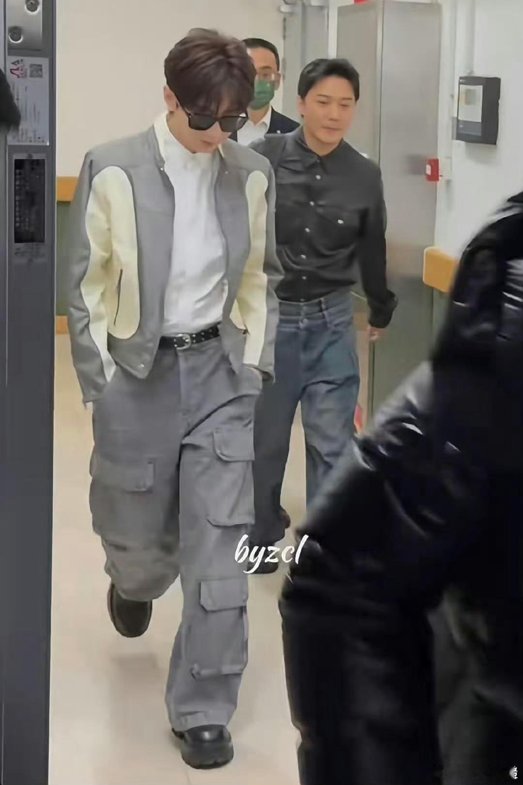 成毅机车服墨镜造型成毅机车服 ​可以 ​​​