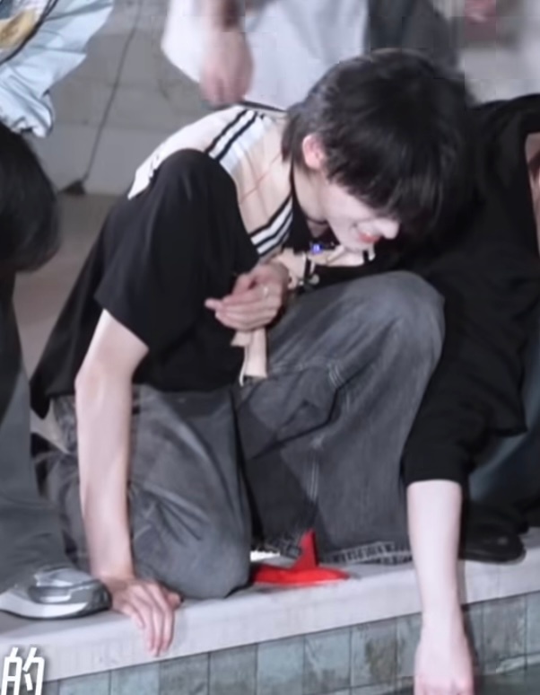 耀文推给亚轩的船 亚轩还收好到自己脚底下了 两个人就这样双向奔赴 